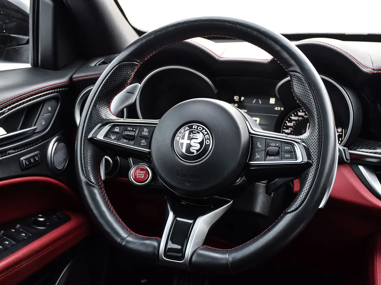 Alfa Romeo Stelvio снимка Alfa Romeo Stelvio