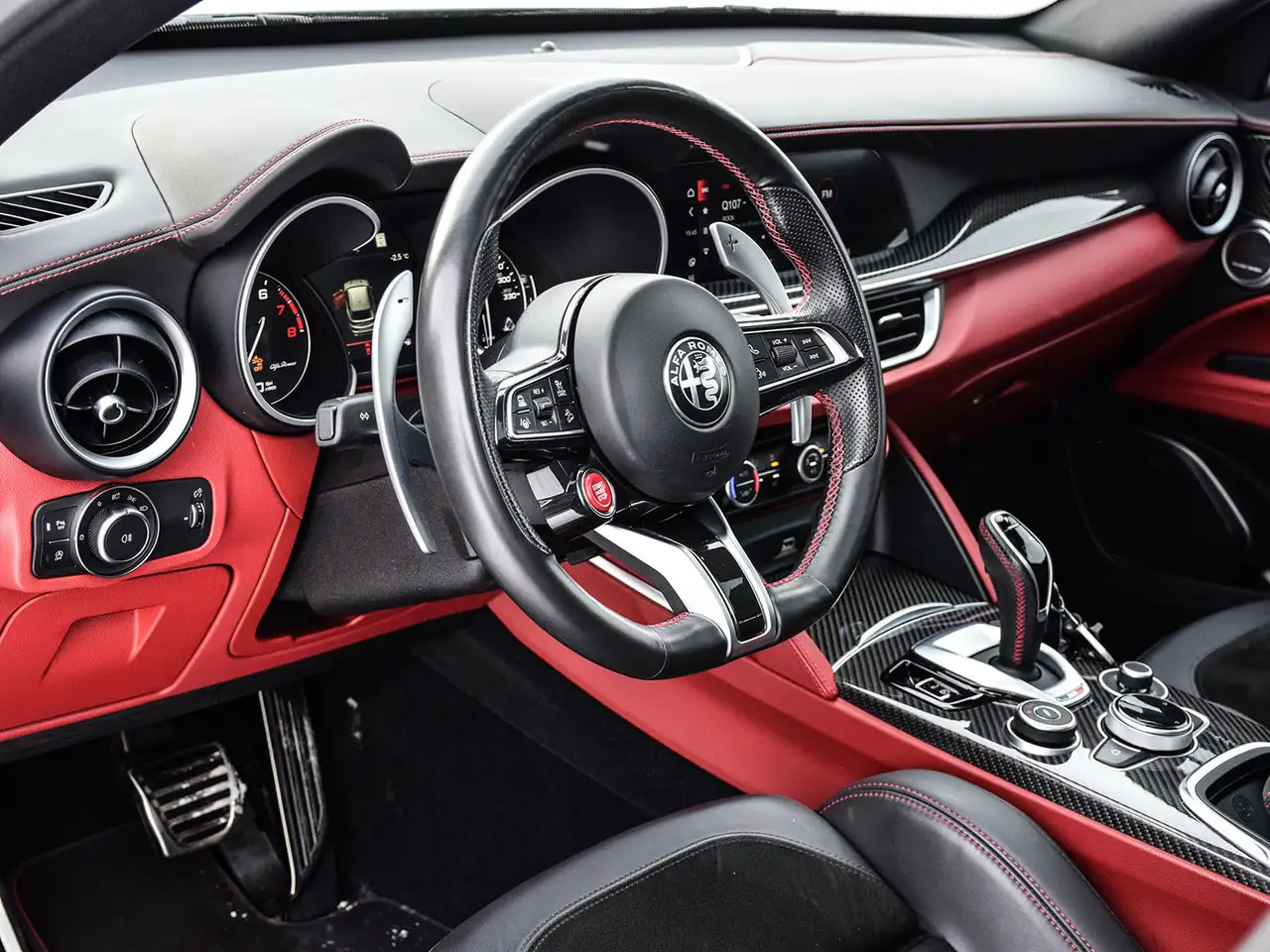 Alfa Romeo Stelvio снимка Alfa Romeo Stelvio