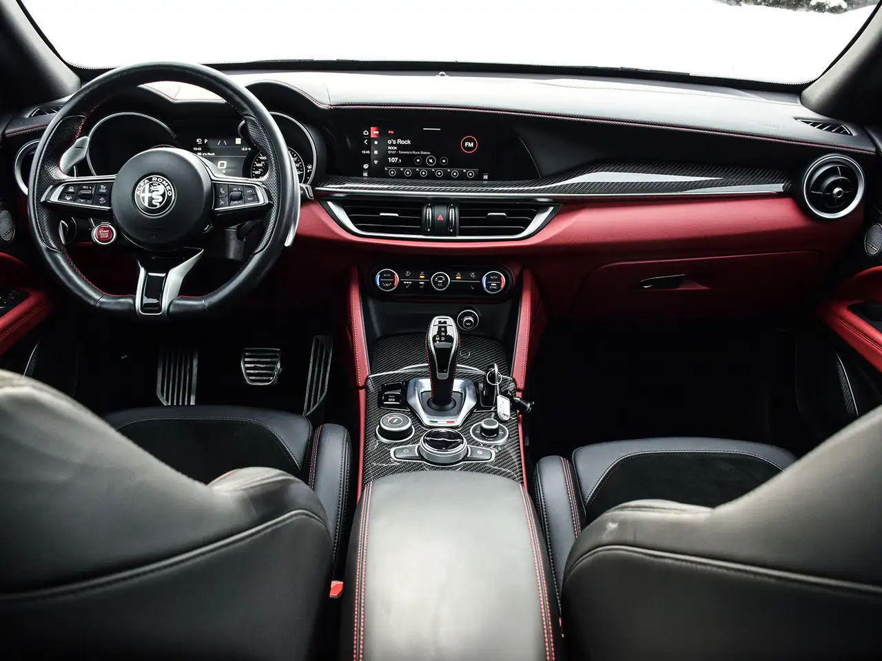 Alfa Romeo Stelvio снимка Alfa Romeo Stelvio