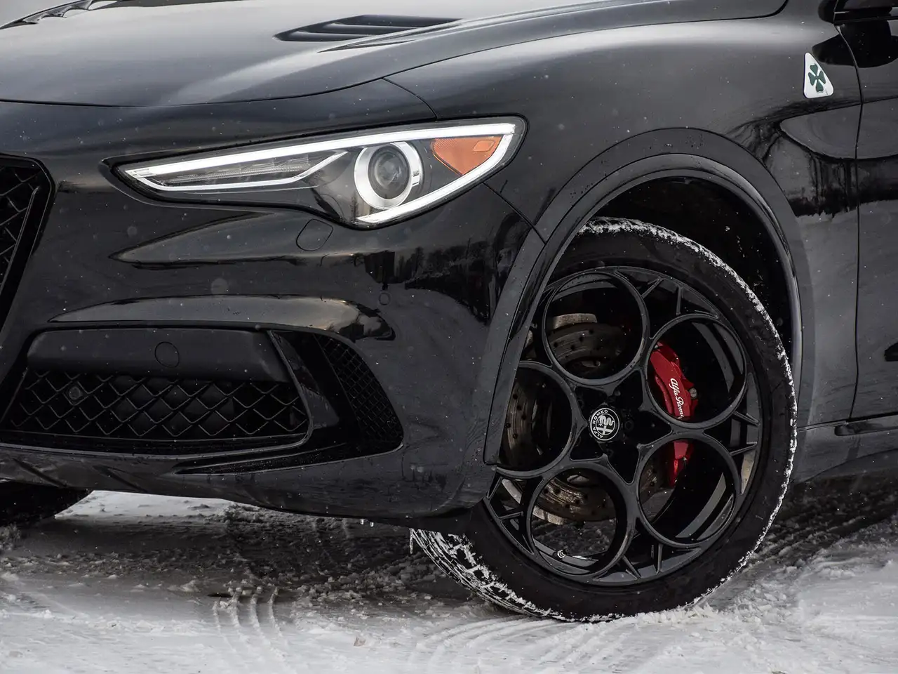 Alfa Romeo Stelvio снимка Alfa Romeo Stelvio