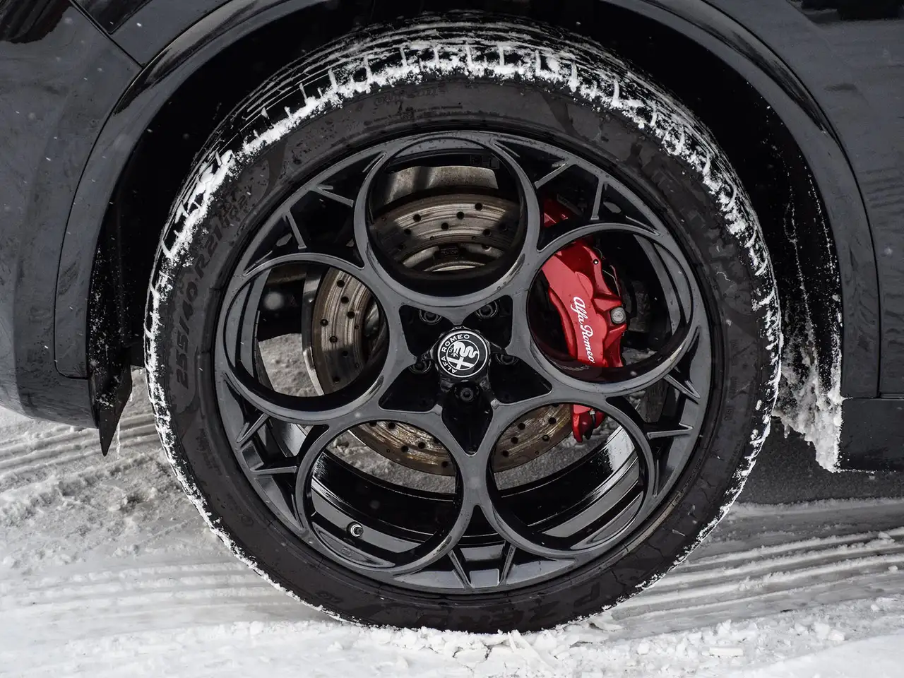 Alfa Romeo Stelvio снимка Alfa Romeo Stelvio