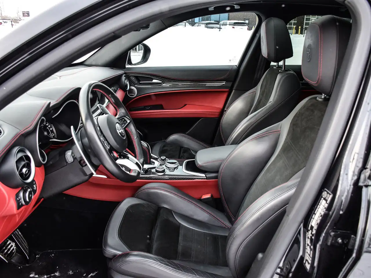 Alfa Romeo Stelvio снимка Alfa Romeo Stelvio