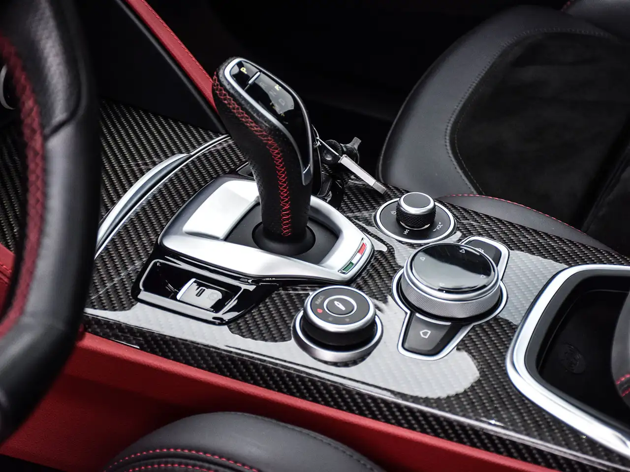 Alfa Romeo Stelvio снимка Alfa Romeo Stelvio