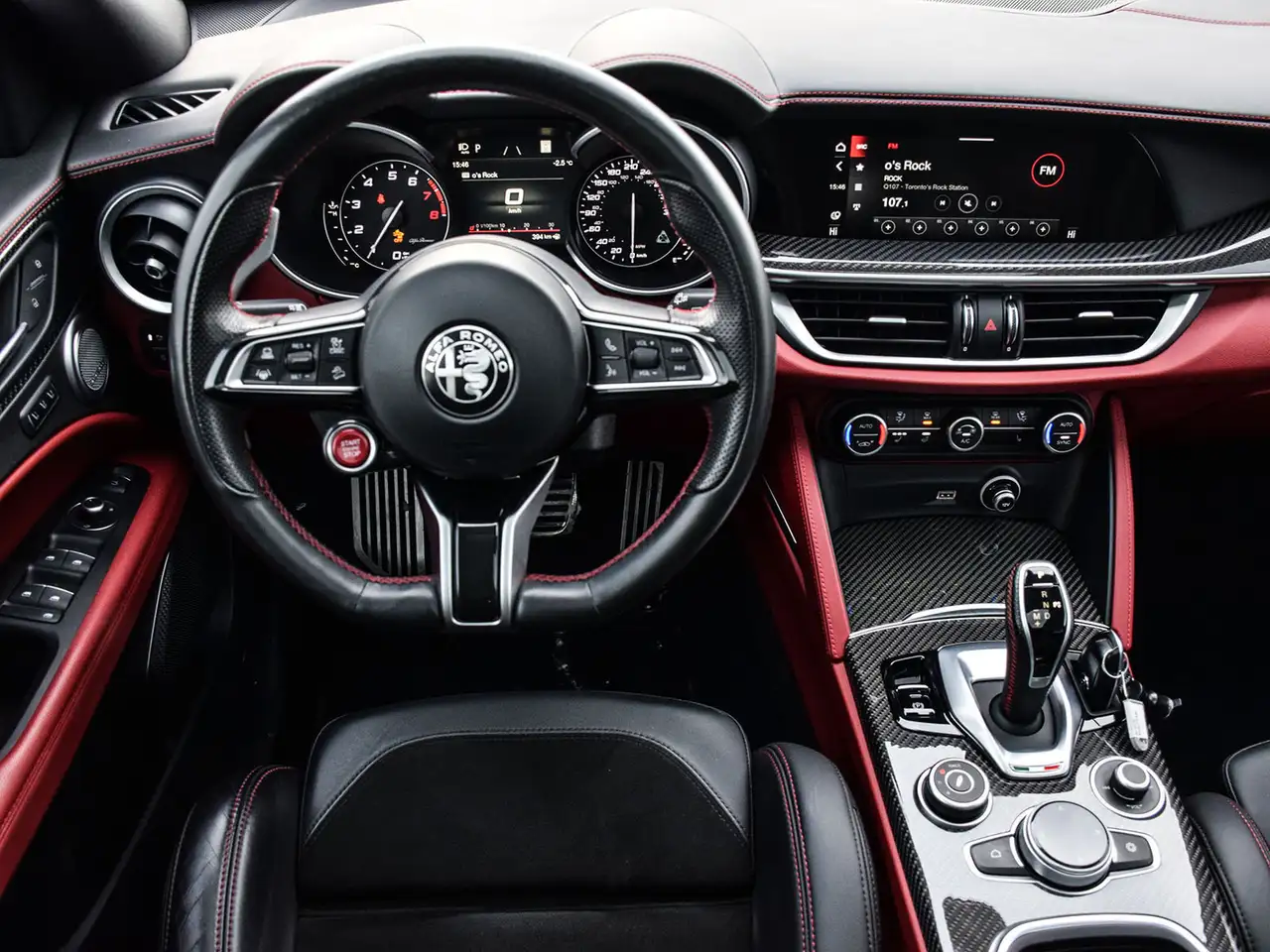 Alfa Romeo Stelvio снимка Alfa Romeo Stelvio