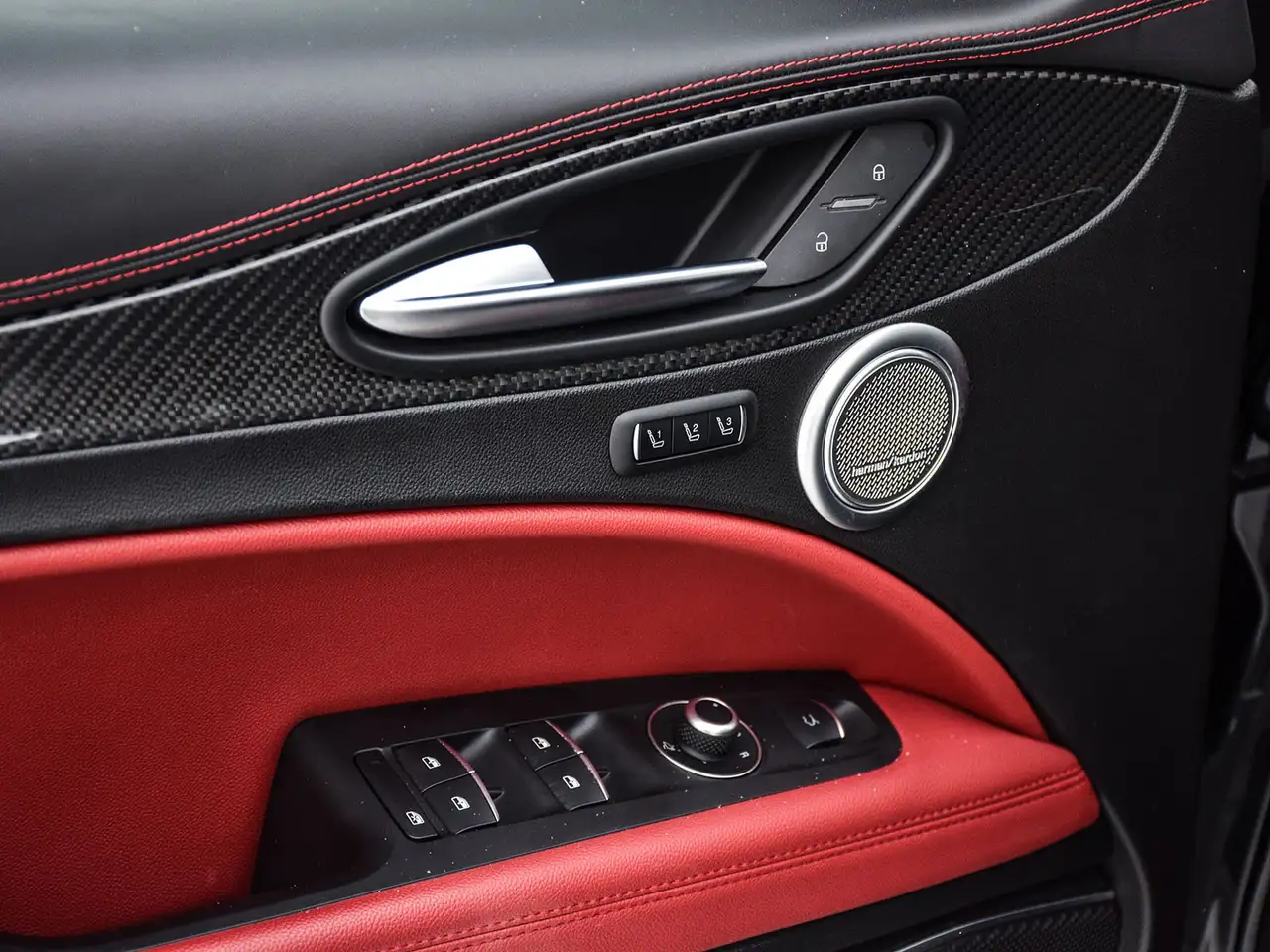 Alfa Romeo Stelvio снимка Alfa Romeo Stelvio