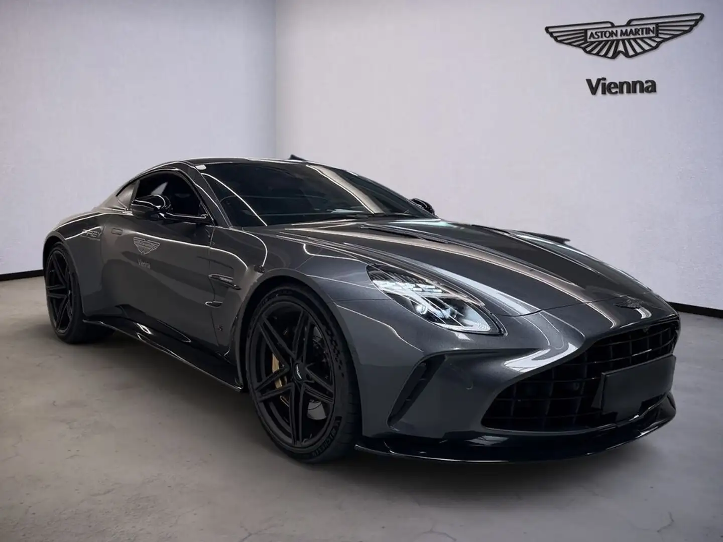 Aston Martin Vantage S Coupé | Xenon Grey | Int. CF | B Grau - 2