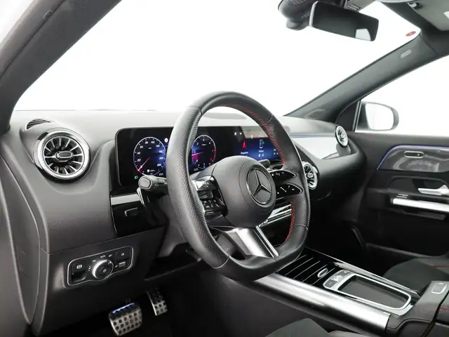 Mercedes-Benz GLA view 11