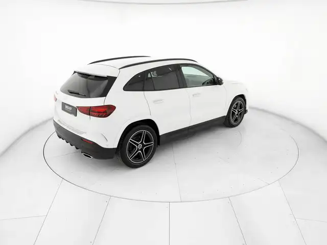 Mercedes-Benz GLA view 4