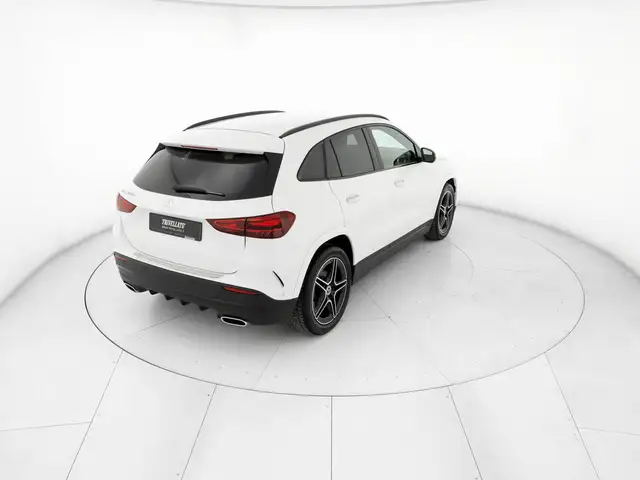 Mercedes-Benz GLA view 3