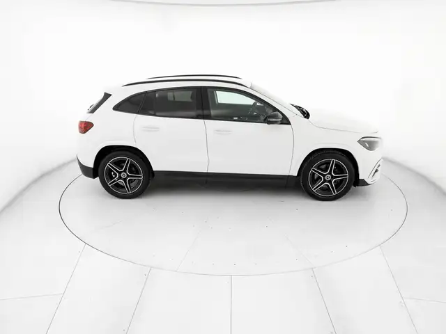 Mercedes-Benz GLA view 5