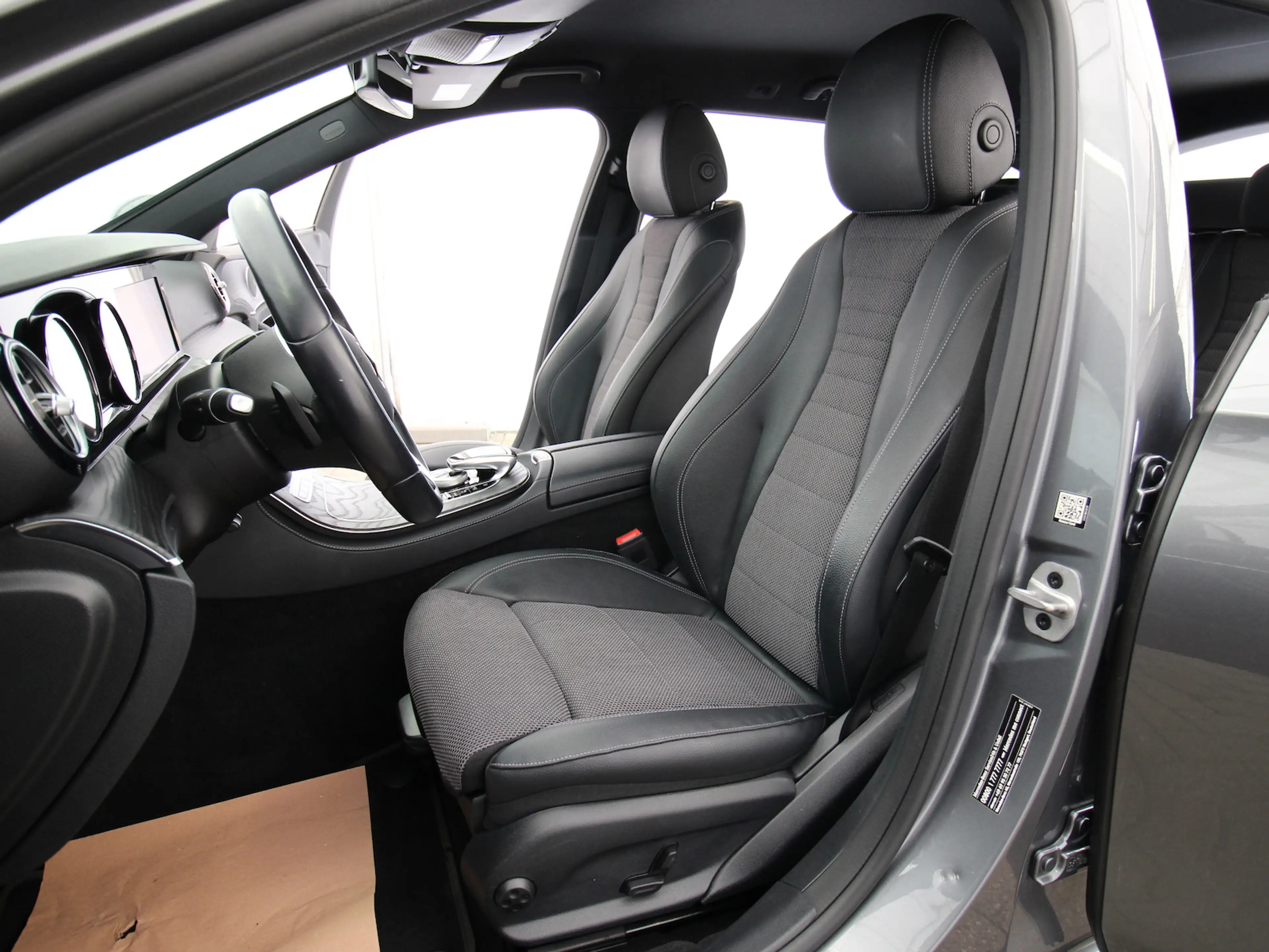 Mercedes-Benz E 220 d T Avantgarde LED+KAMERA+NAVI+AHK — photo 9