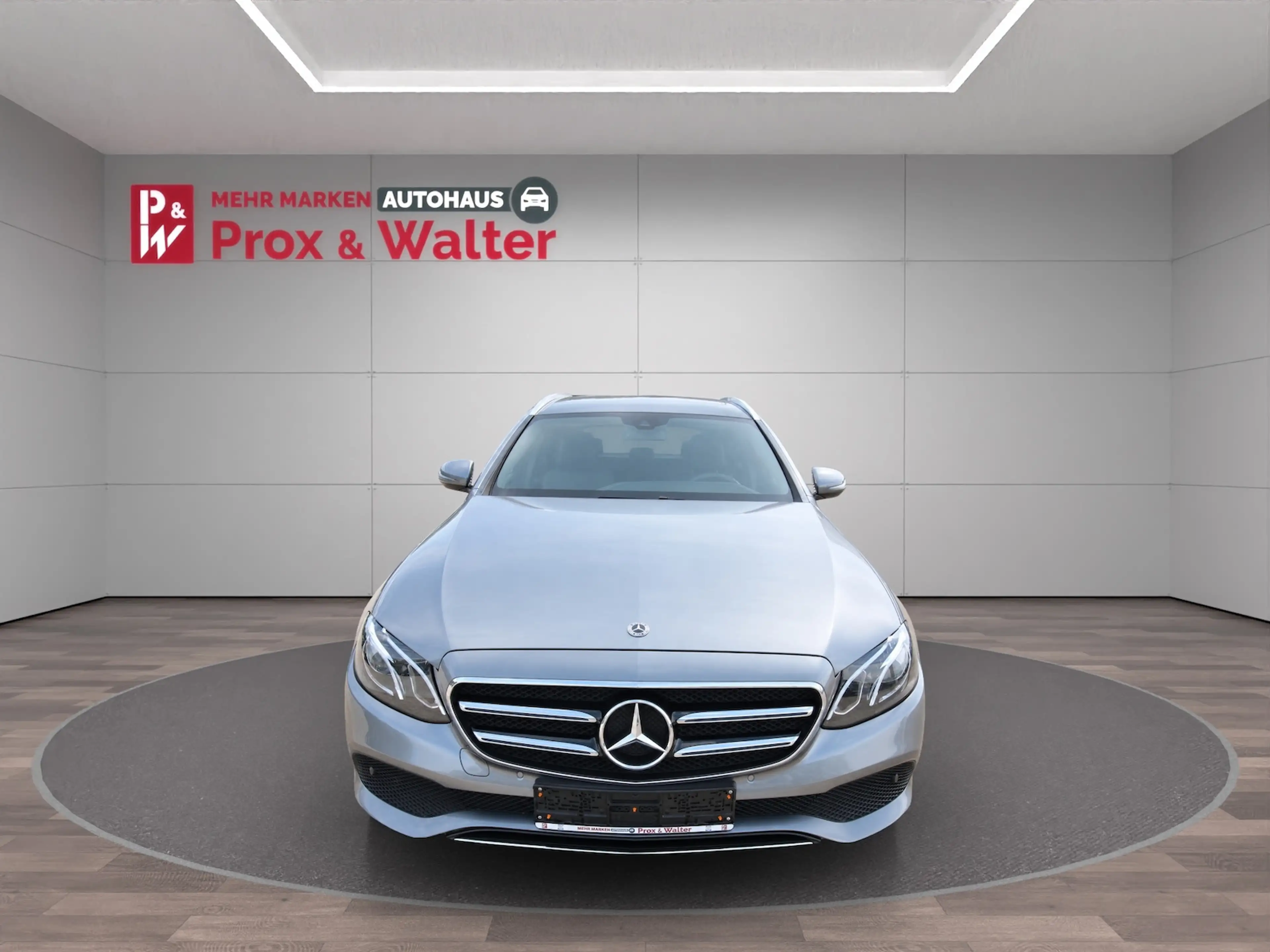 Mercedes-Benz E 220 d T Avantgarde LED+KAMERA+NAVI+AHK