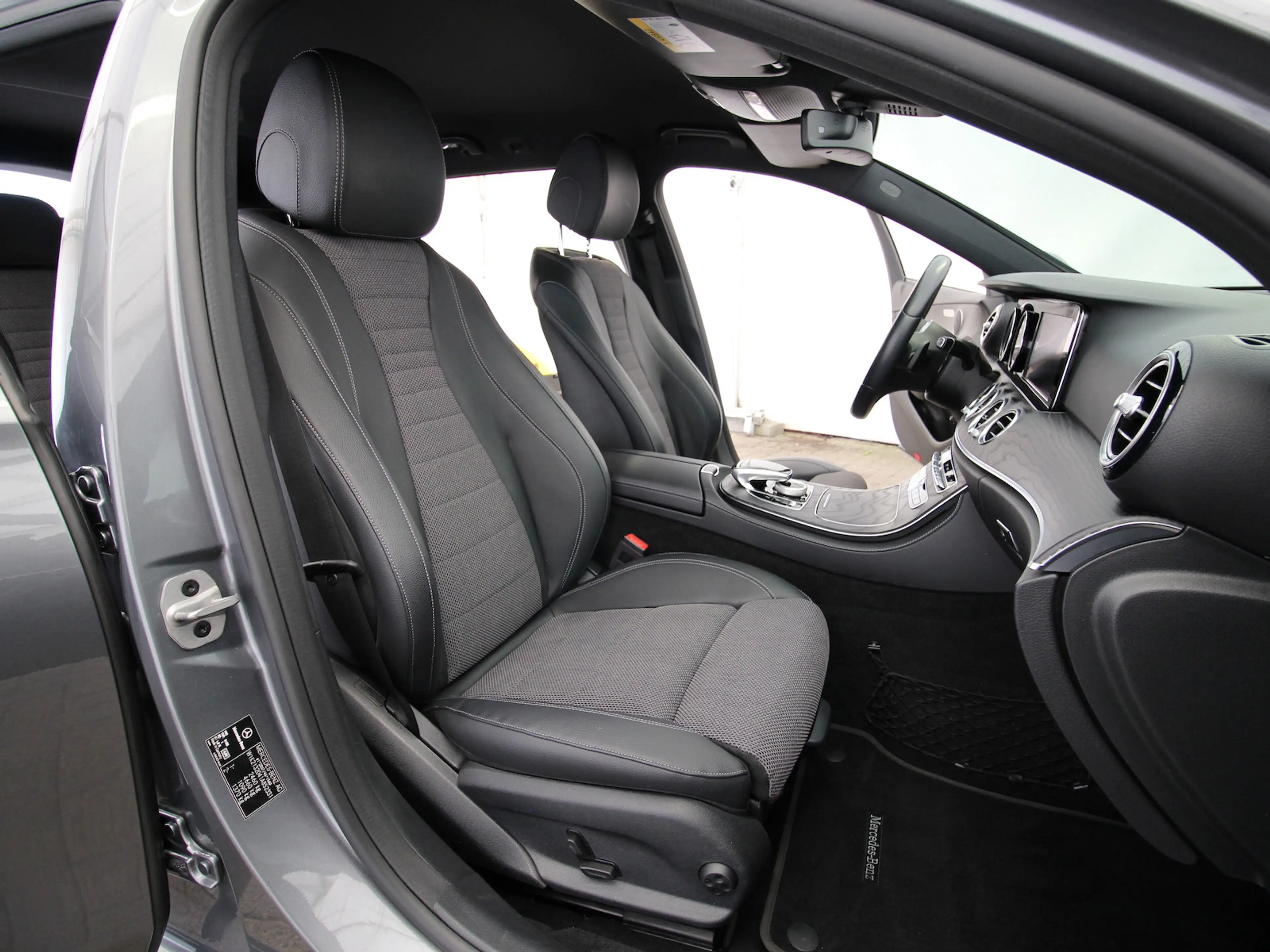 Mercedes-Benz E 220 d T Avantgarde LED+KAMERA+NAVI+AHK — photo 25