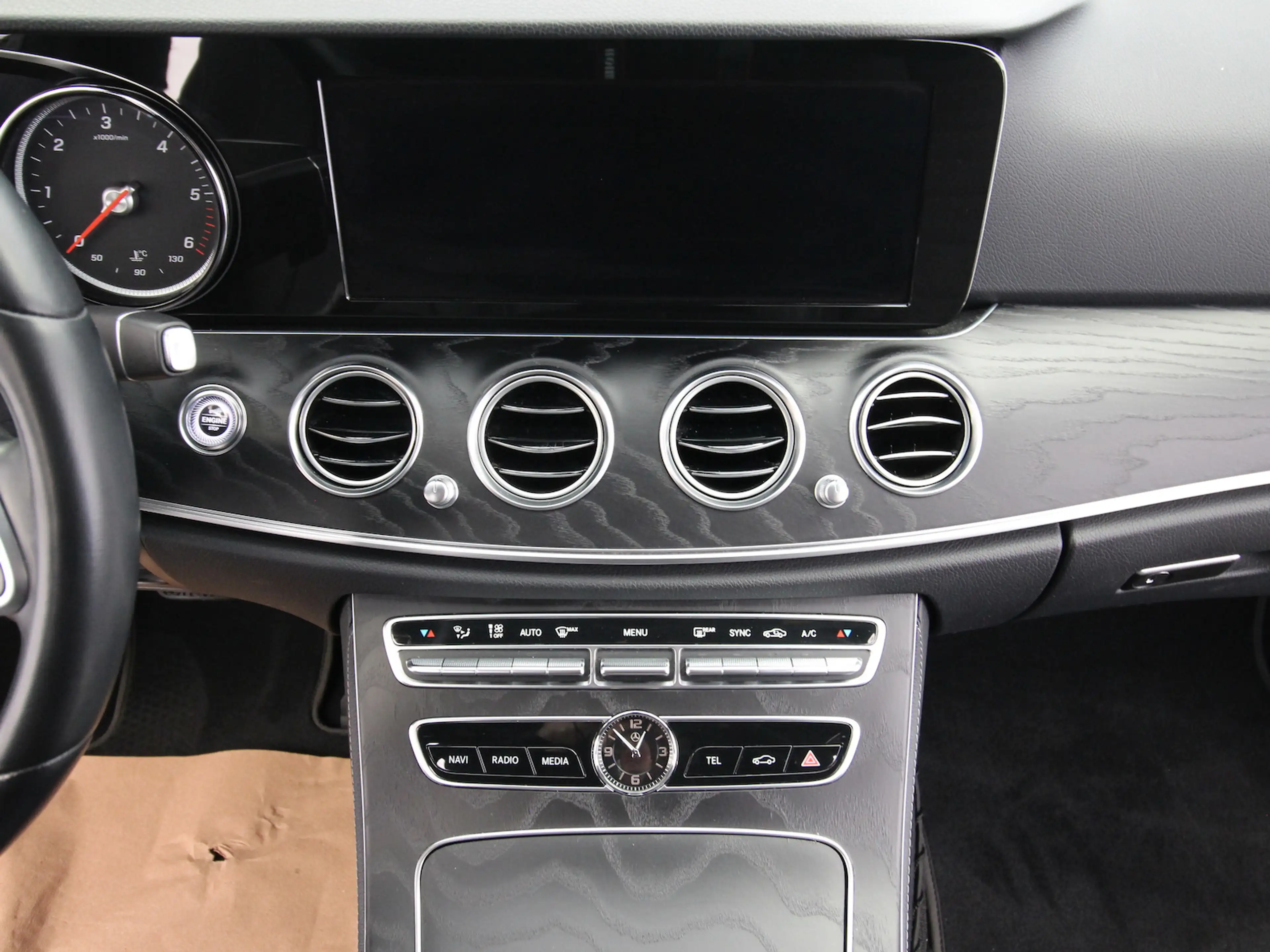 Mercedes-Benz E 220 d T Avantgarde LED+KAMERA+NAVI+AHK — photo 12