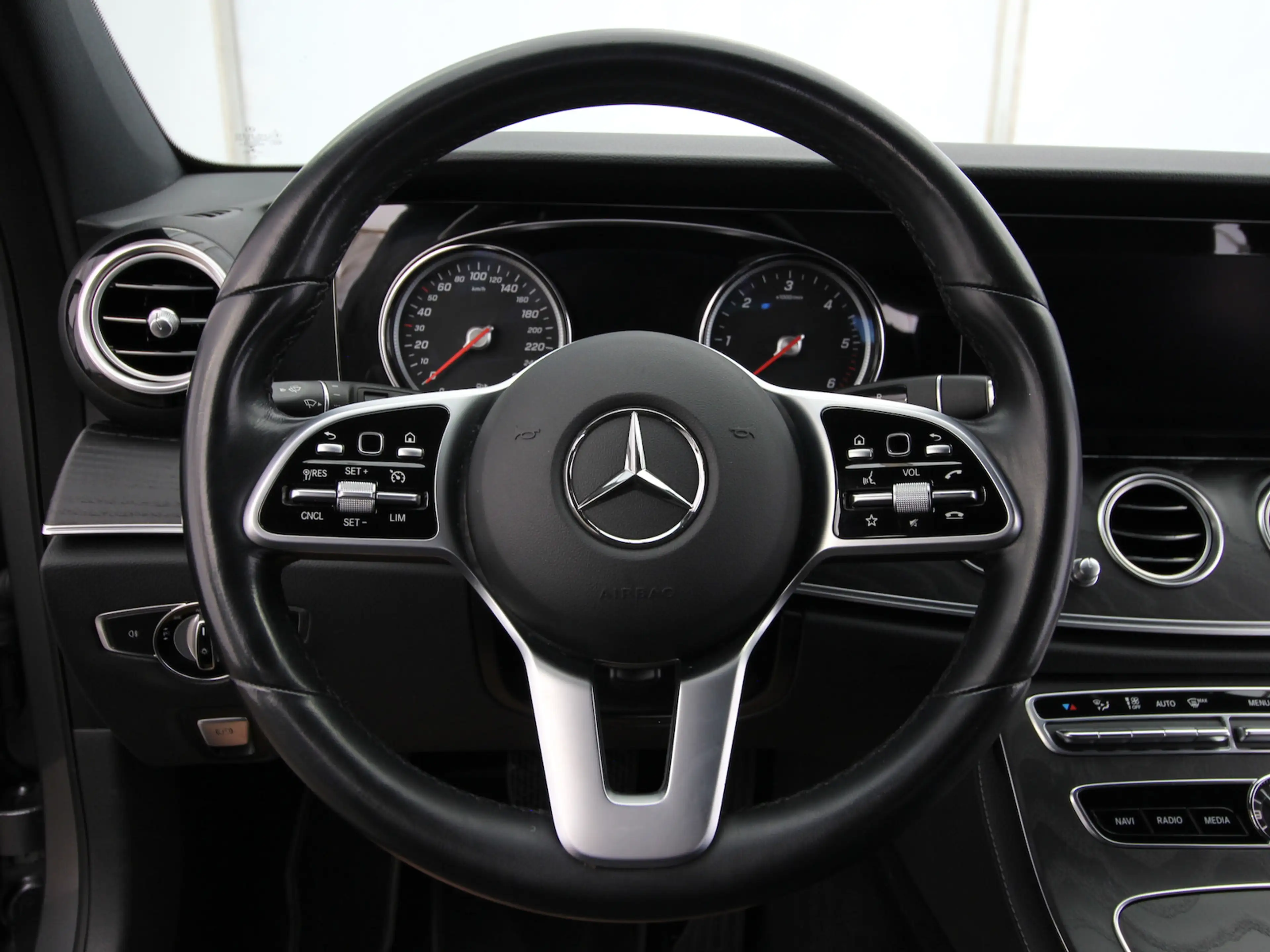Mercedes-Benz E 220 d T Avantgarde LED+KAMERA+NAVI+AHK — photo 22
