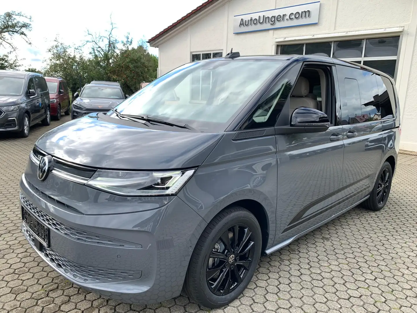 Volkswagen T7 Multivan Edition kurz KÜ ArtVelours AHK EasyOpen Pano Grau - 1