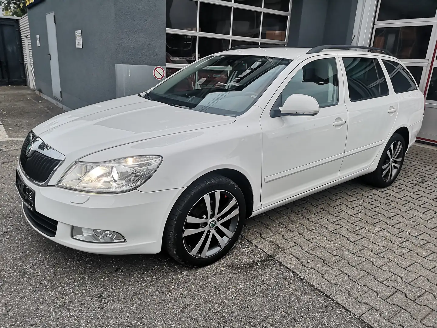 Skoda Octavia 2.0 TDI Climatronic Sitzhzg 6 Gang Bi-Xenon ALU Weiß - 1