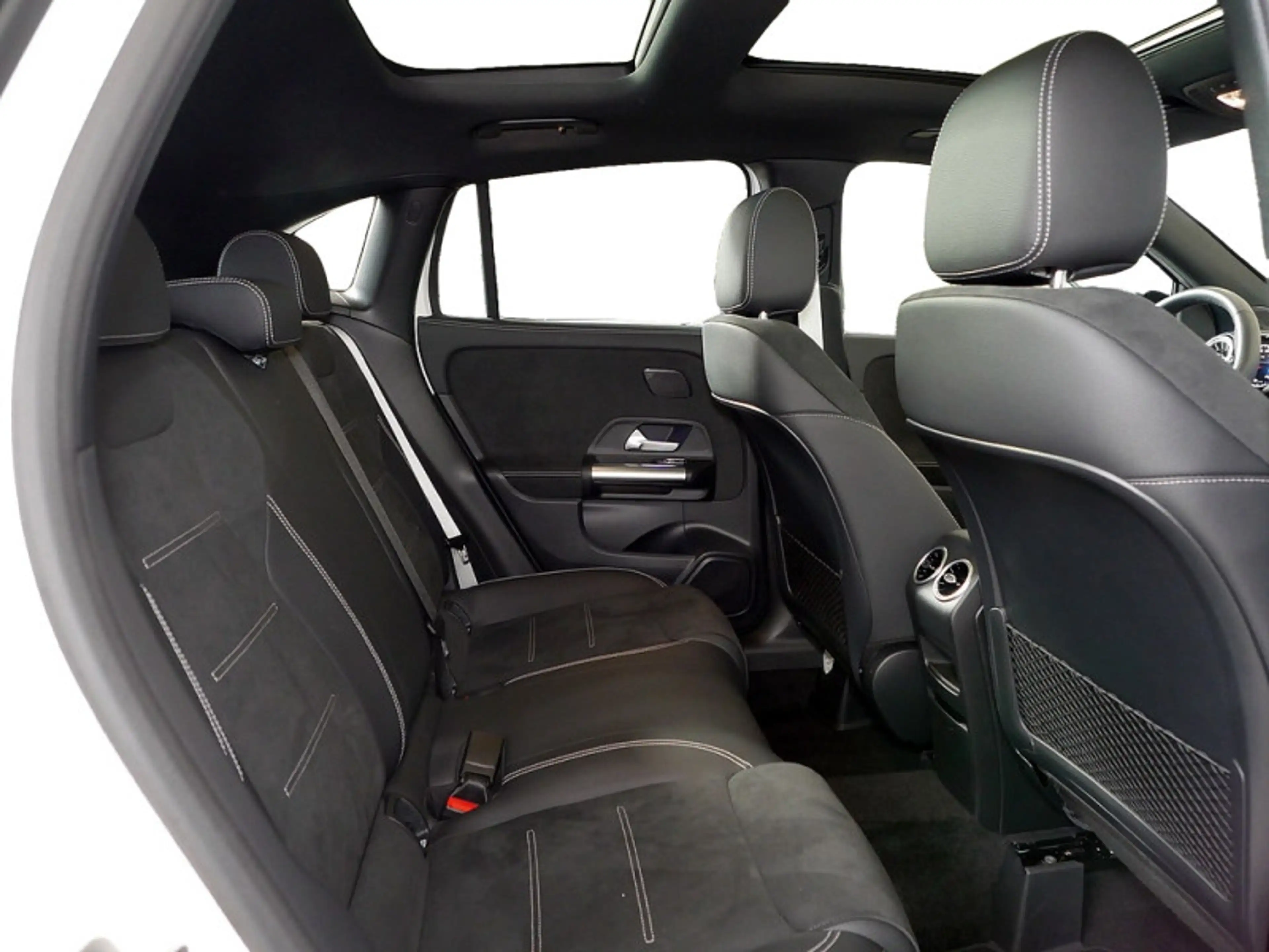 Mercedes-Benz GLA 200 d // AMG NIGHT MEMO MULTI 360 AHK KAMERA — photo 9