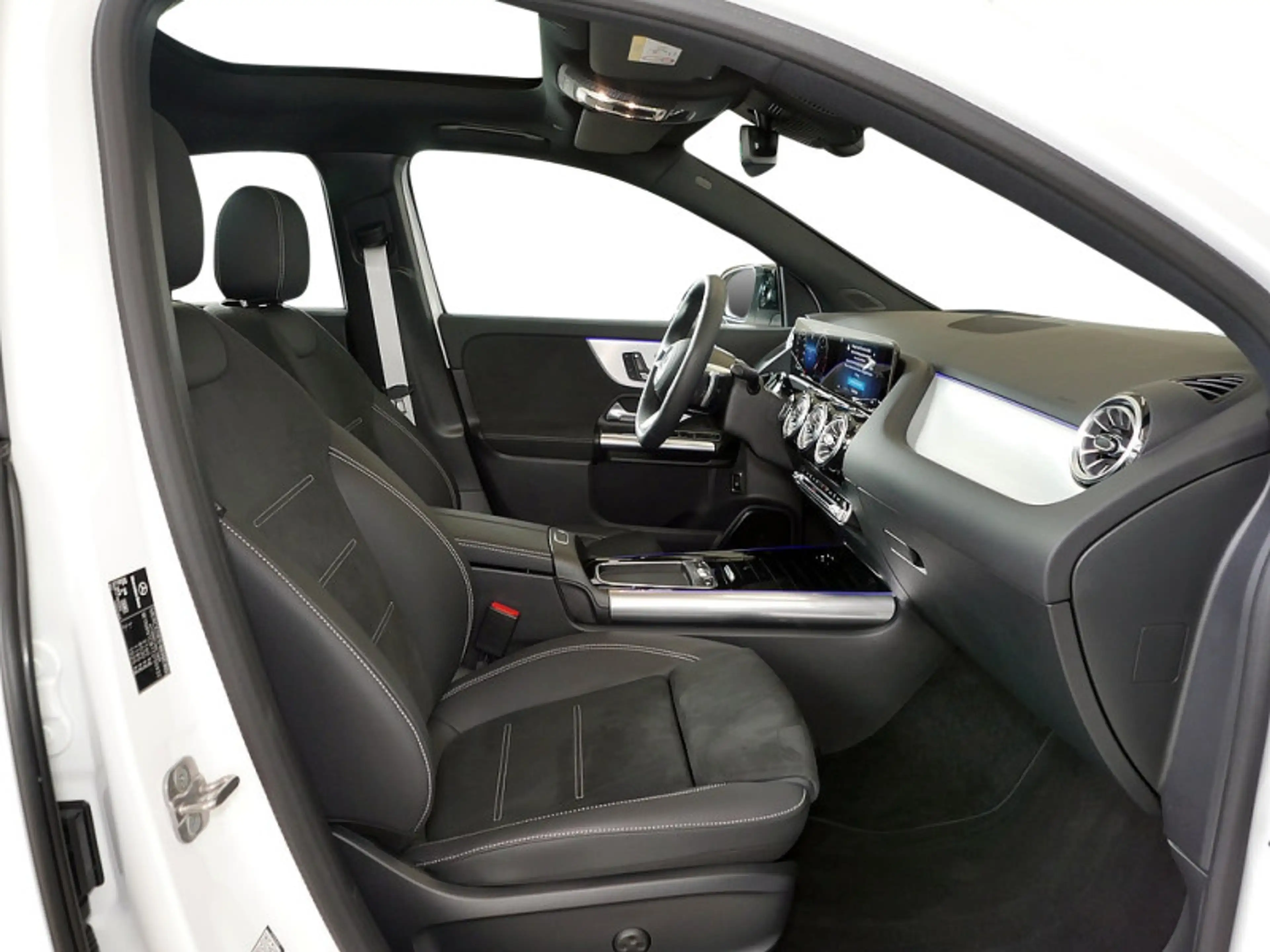 Mercedes-Benz GLA 200 d // AMG NIGHT MEMO MULTI 360 AHK KAMERA — photo 8