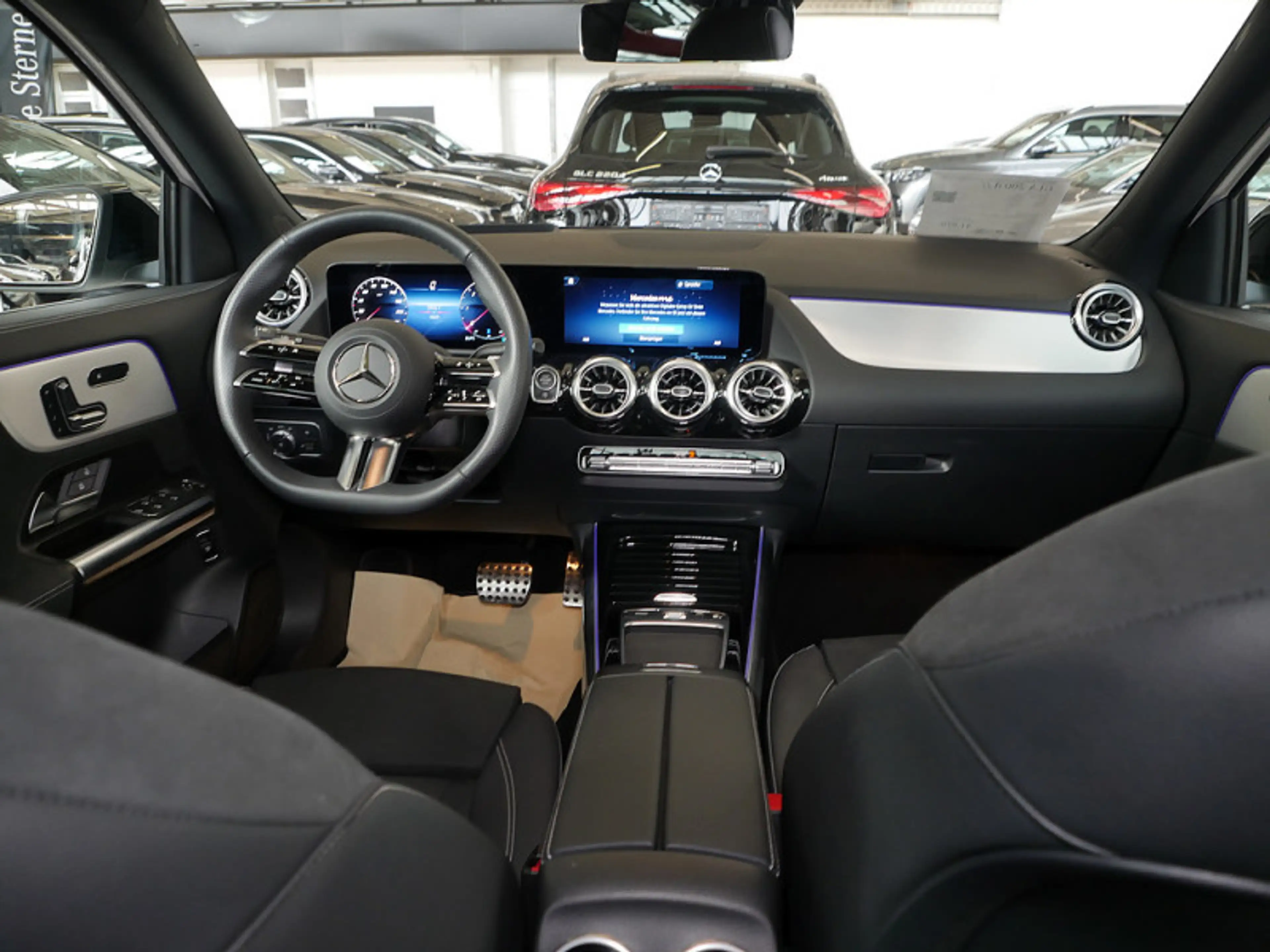 Mercedes-Benz GLA 200 d // AMG NIGHT MEMO MULTI 360 AHK KAMERA — photo 10