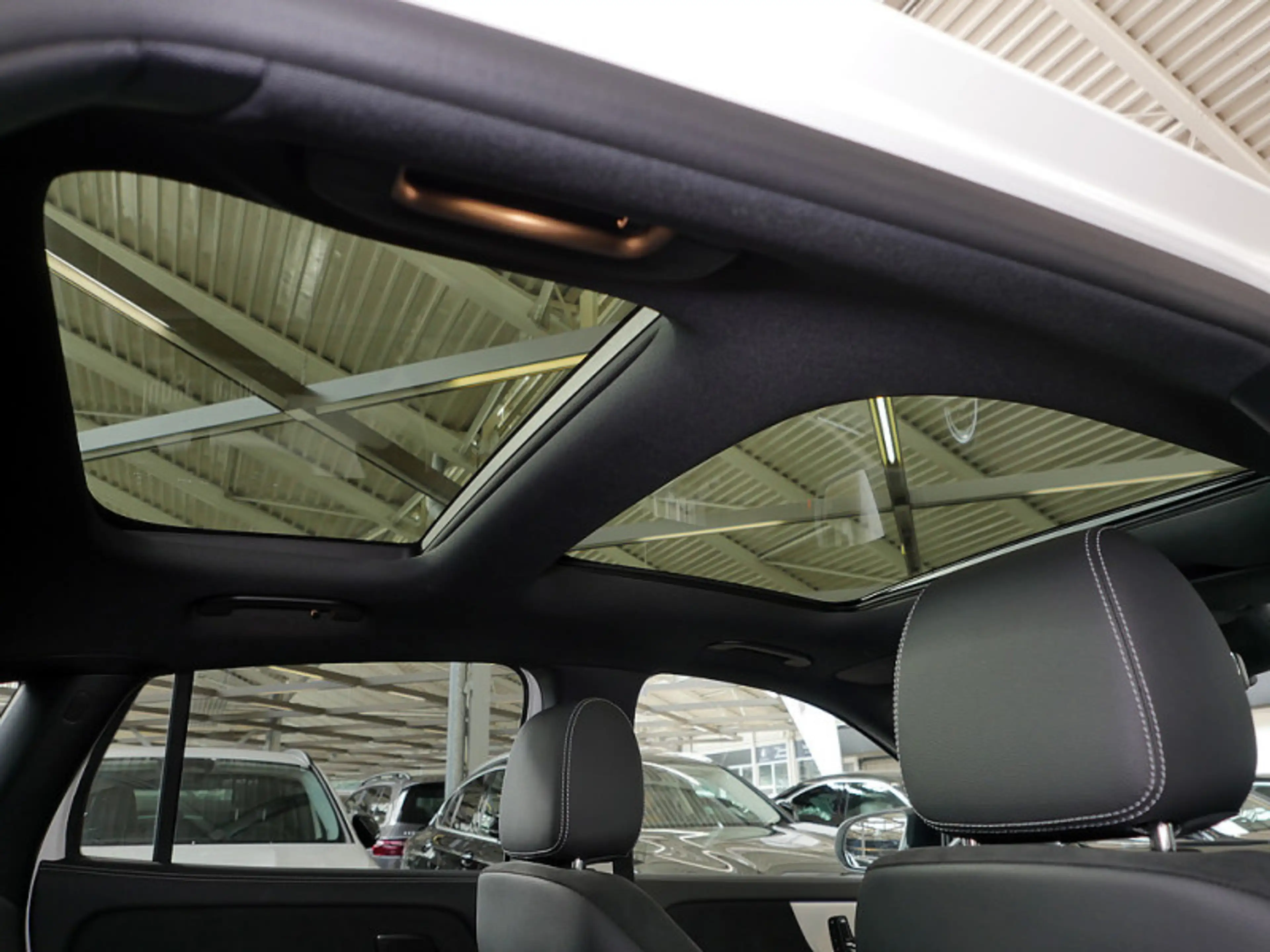 Mercedes-Benz GLA 200 d // AMG NIGHT MEMO MULTI 360 AHK KAMERA — photo 11