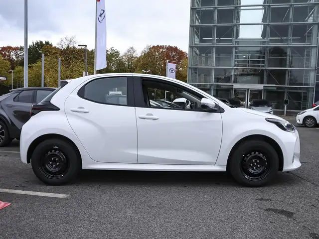 Toyota Yaris view 3