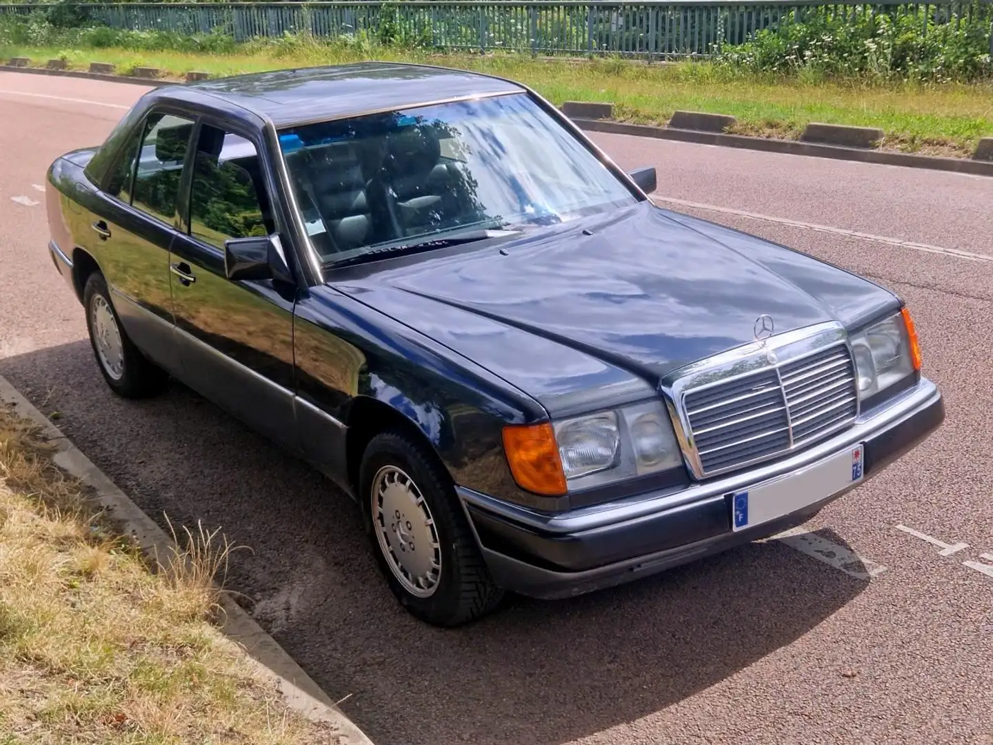 Mercedes-Benz E 300 300 E - BVA 200 - 500 BERLINE W 124 4-Matic - BVA Schwarz - 1