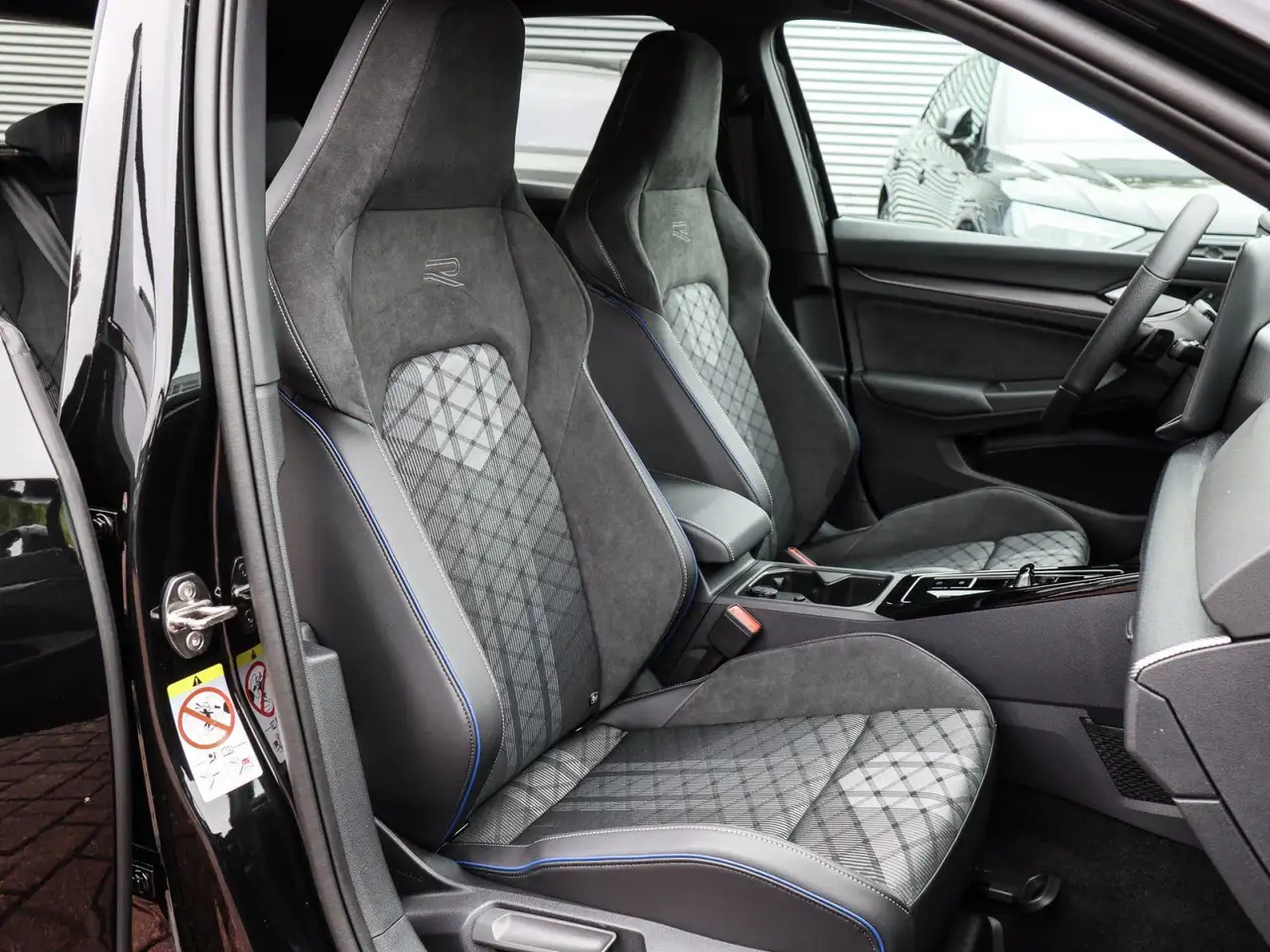 Volkswagen Golf VIII R-Line 1.5 l eTSI (150 PS) 7-Gang DSG 6