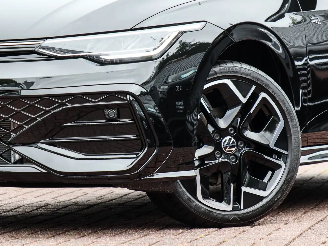 Volkswagen Golf VIII R-Line 1.5 l eTSI (150 PS) 7-Gang DSG 5
