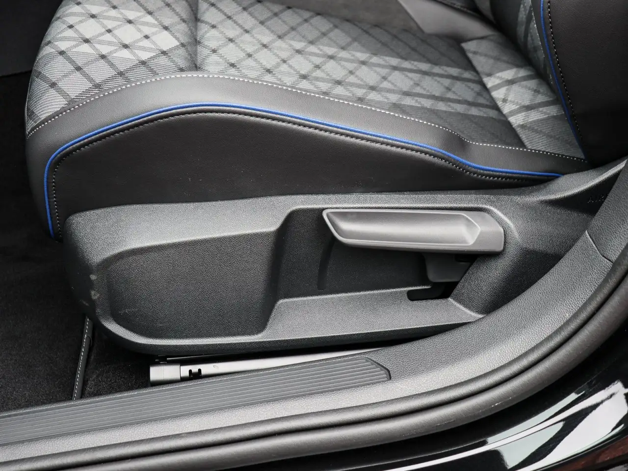 Volkswagen Golf VIII R-Line 1.5 l eTSI (150 PS) 7-Gang DSG 14