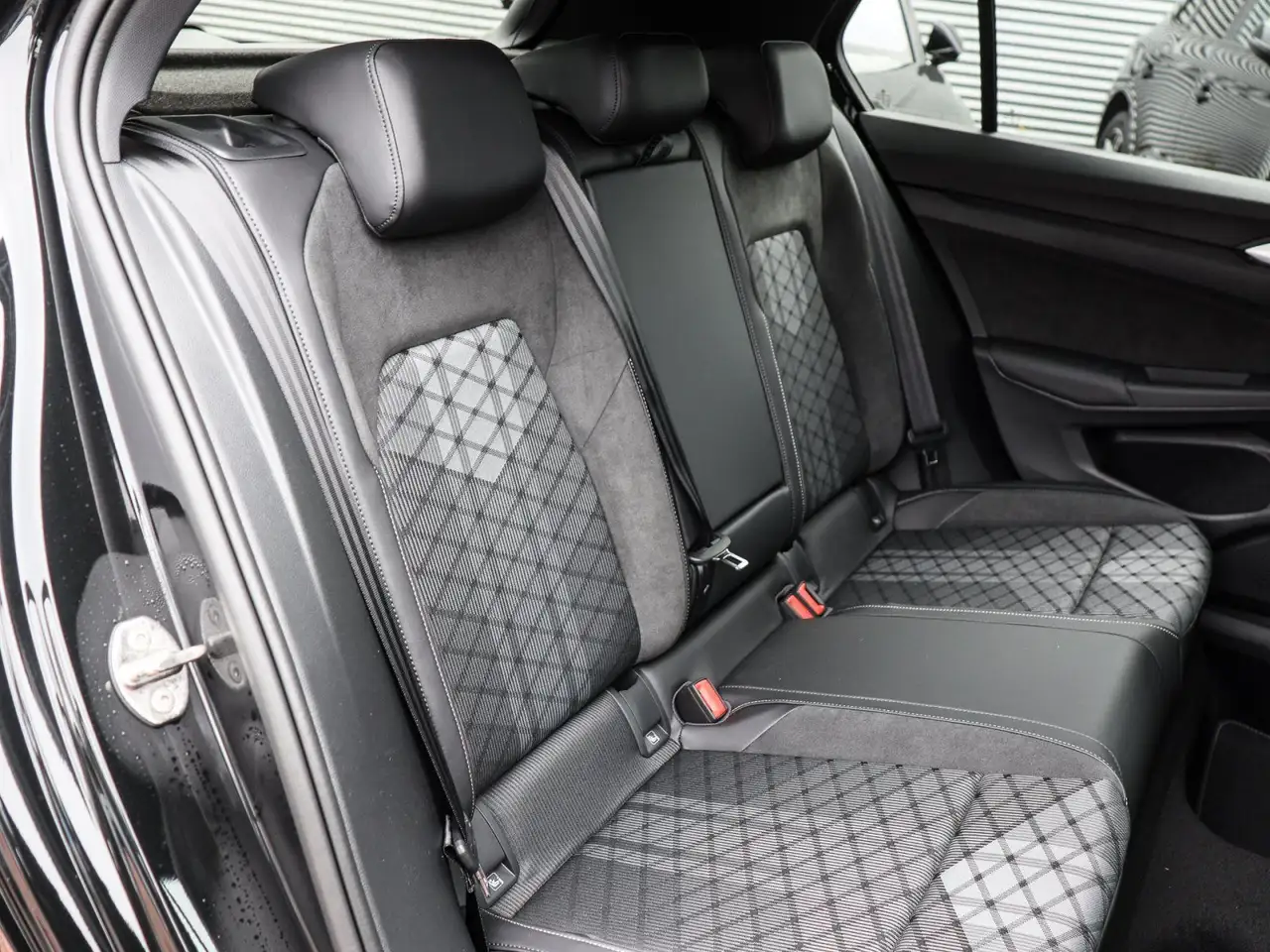 Volkswagen Golf VIII R-Line 1.5 l eTSI (150 PS) 7-Gang DSG 4
