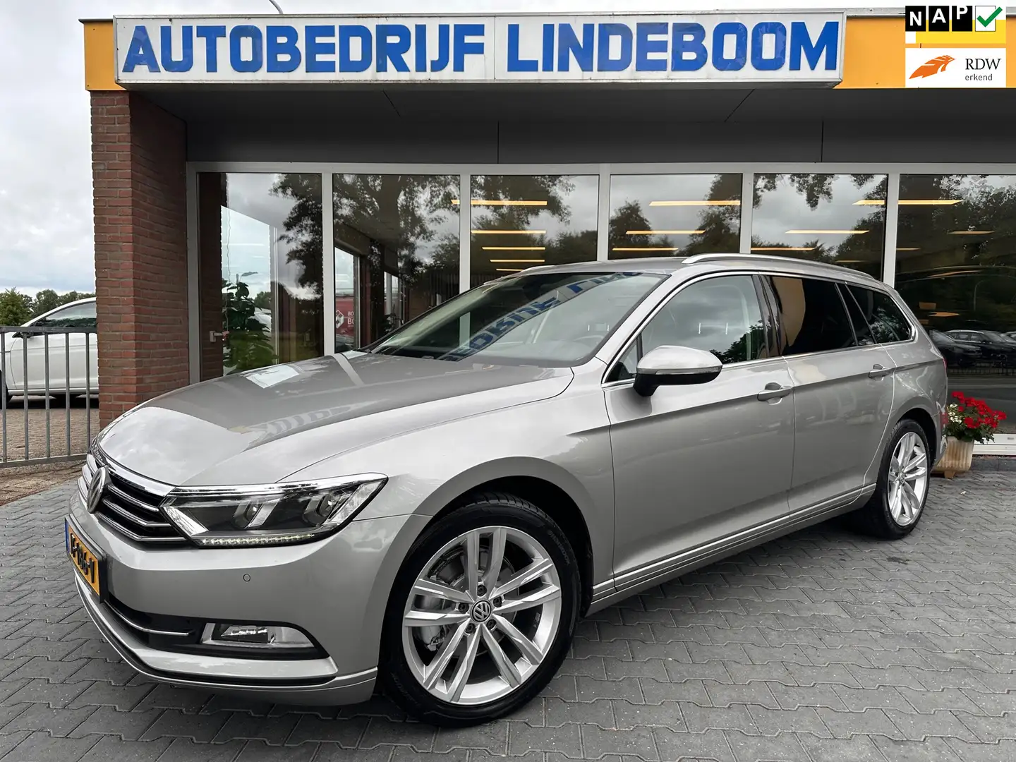 Volkswagen Passat Variant 1.6 TDI Business Edition Grey - 1