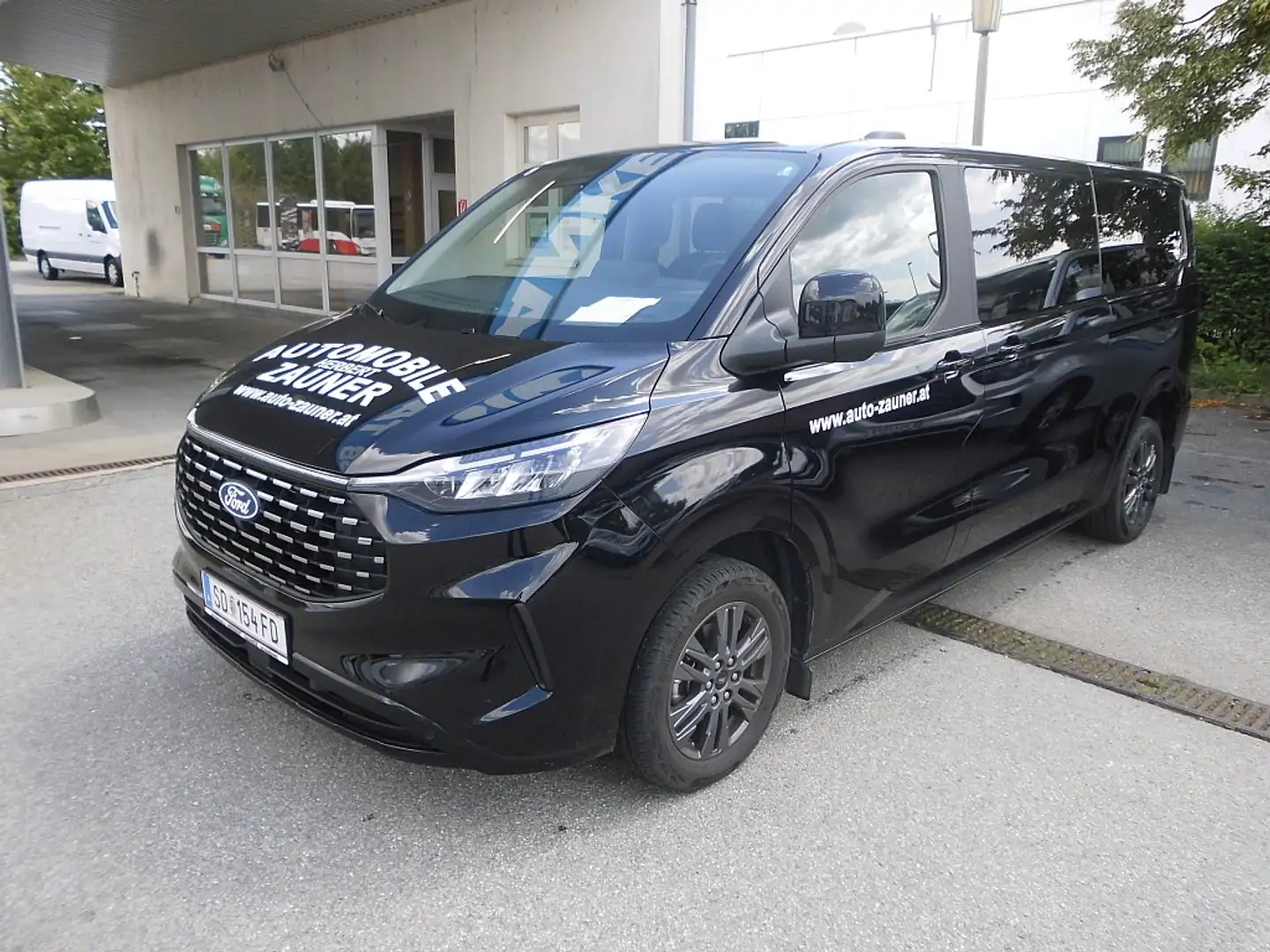 Ford Tourneo Custom Bus 2,0 EcoBlue 320 L2H1 FWD Titanium Schwarz - 1