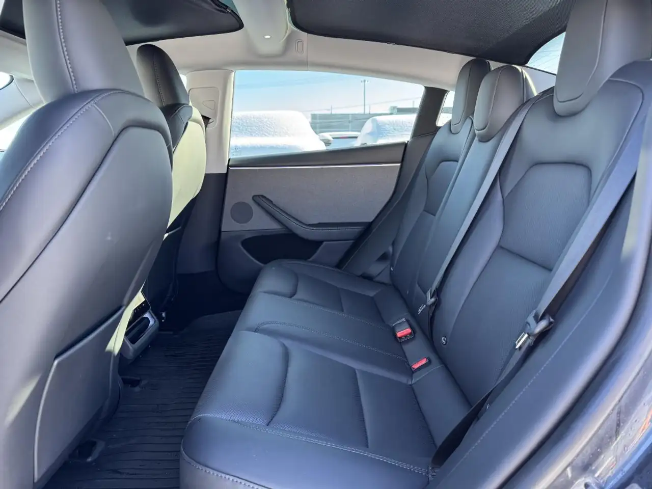 Tesla Model 3 снимка Tesla Model 3