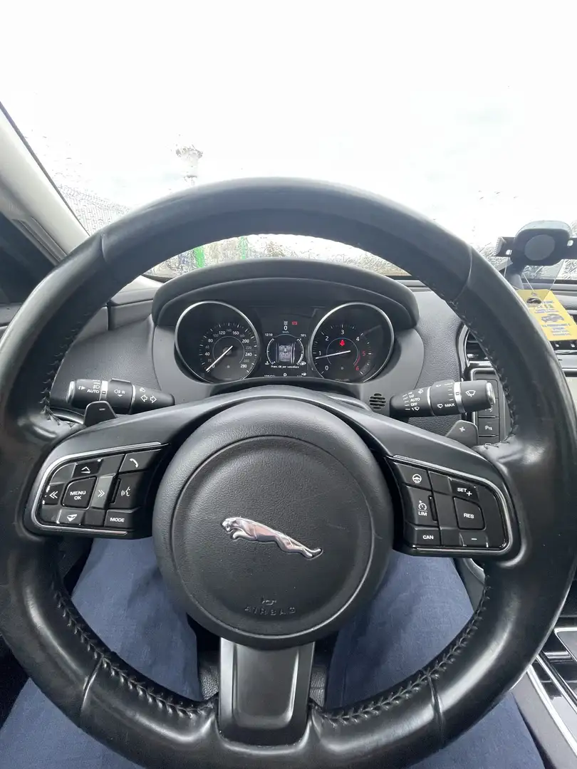 Jaguar XE 2.0 D - 180 ch BVA AWD Prestige - 1