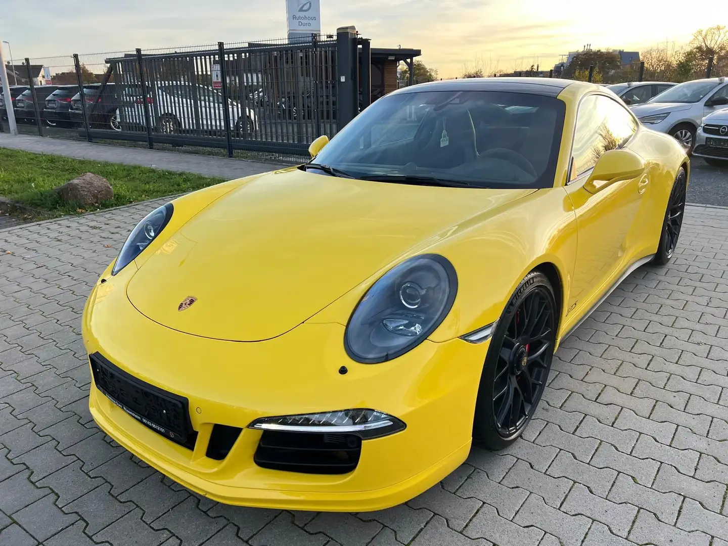 Porsche 911 Carrera GTS Approved Aut. Navi+Leder+Xenon Gelb - 2