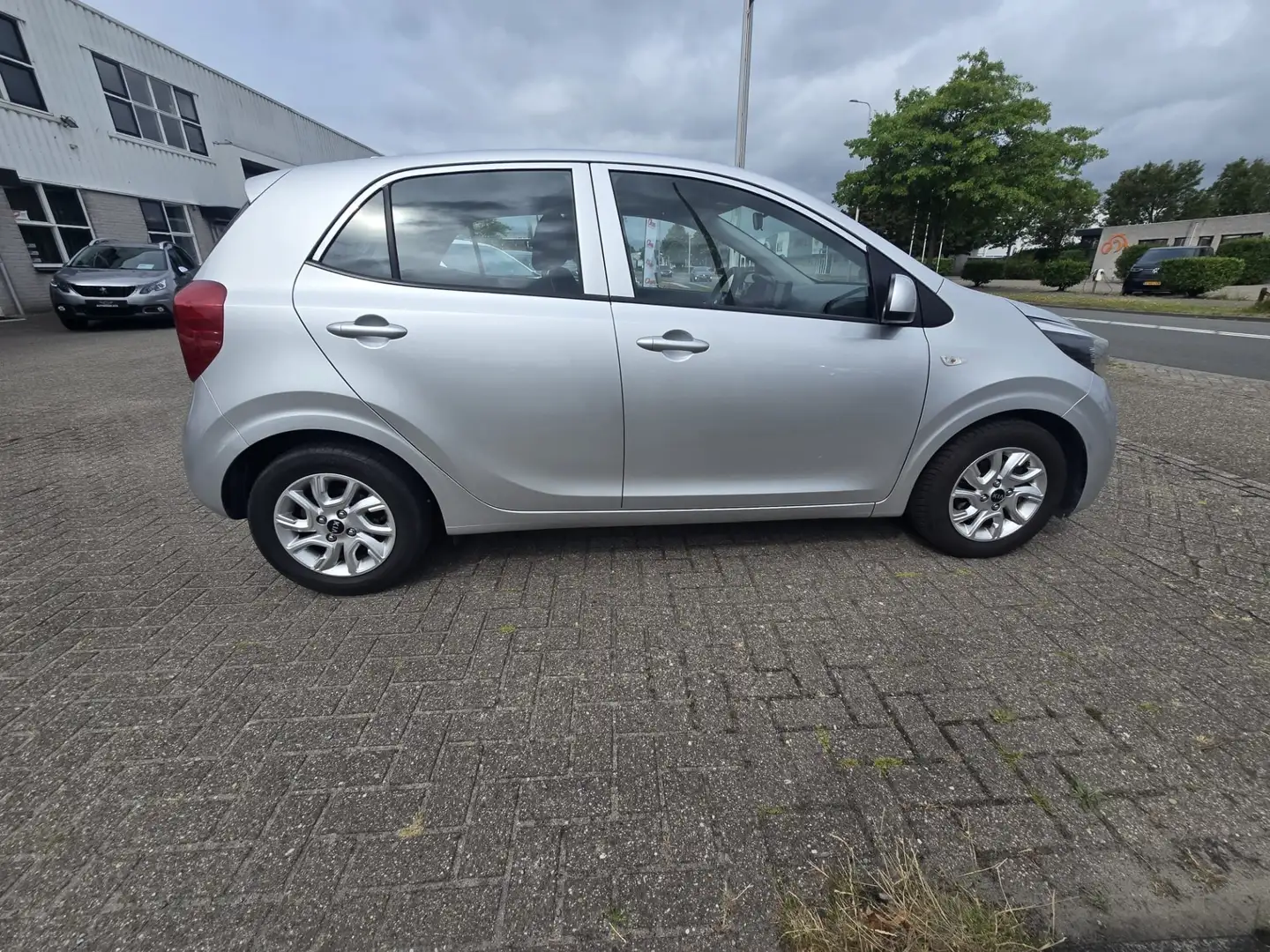 Kia Picanto 1.0 CVVT Co.Pl.L.Nav Gris - 2