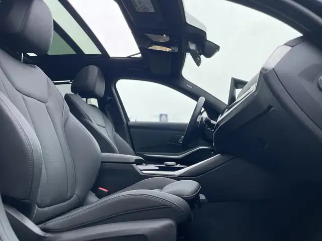 BMW 3 Series view 4