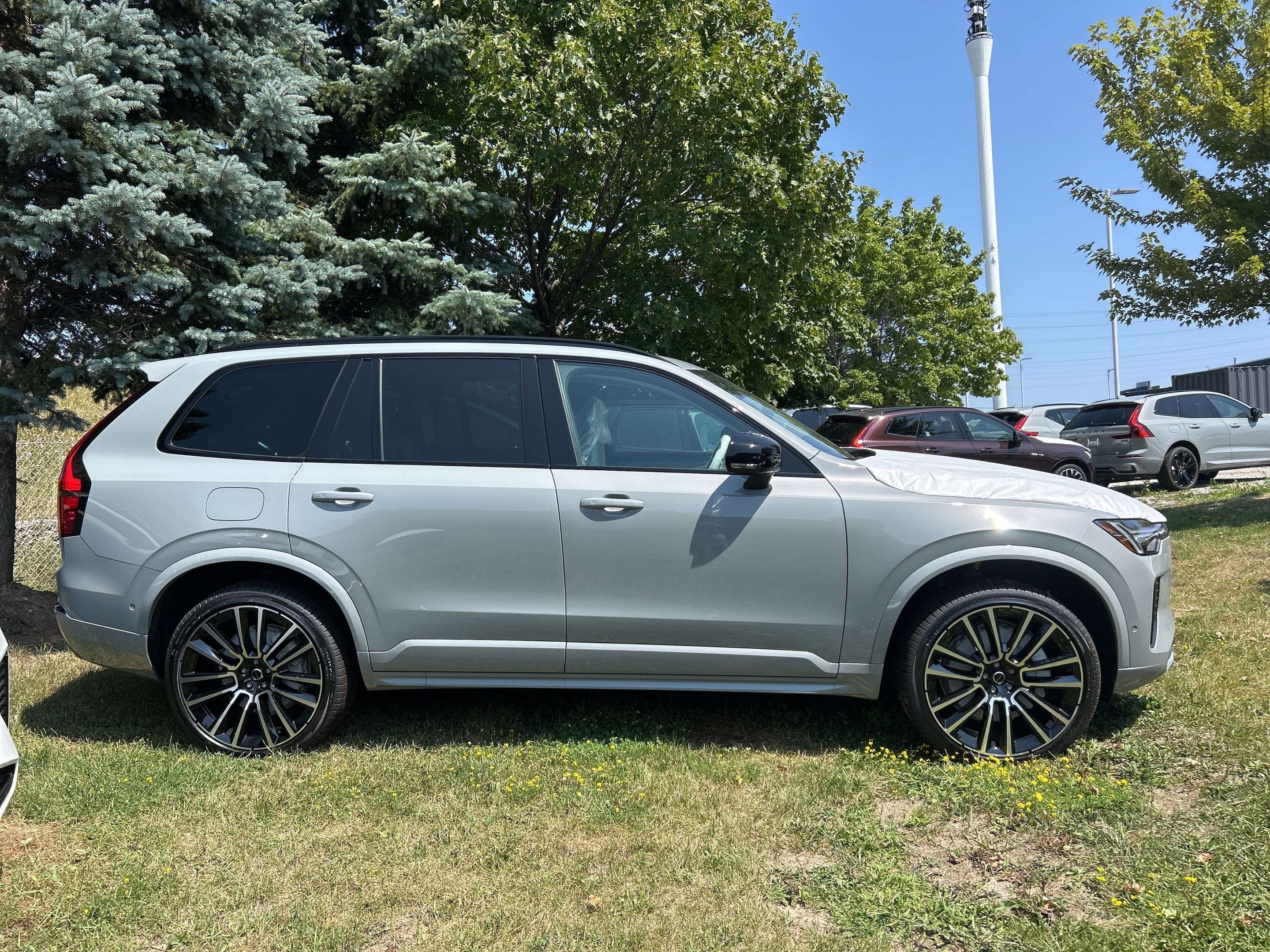2026 Volvo XC90 B6 AWD Ultra Dark Theme 7-Seater alt 3