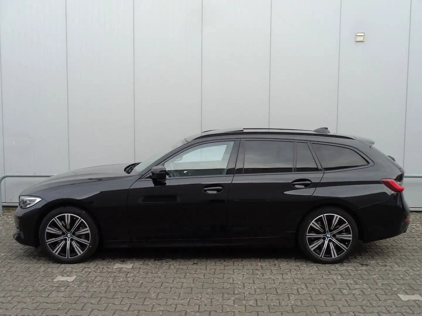 BMW 330 i Touring Sport Line Aut. Navi, Panorama, AHK Schwarz - 2
