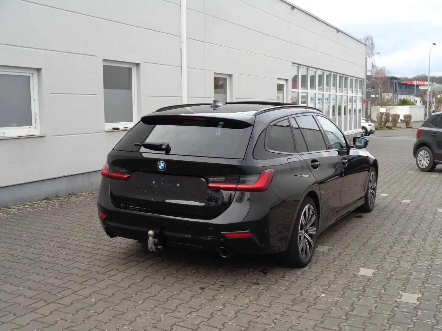 BMW 330 i Touring Sport Line Aut. Navi, Panorama, AHK Schwarz - 2