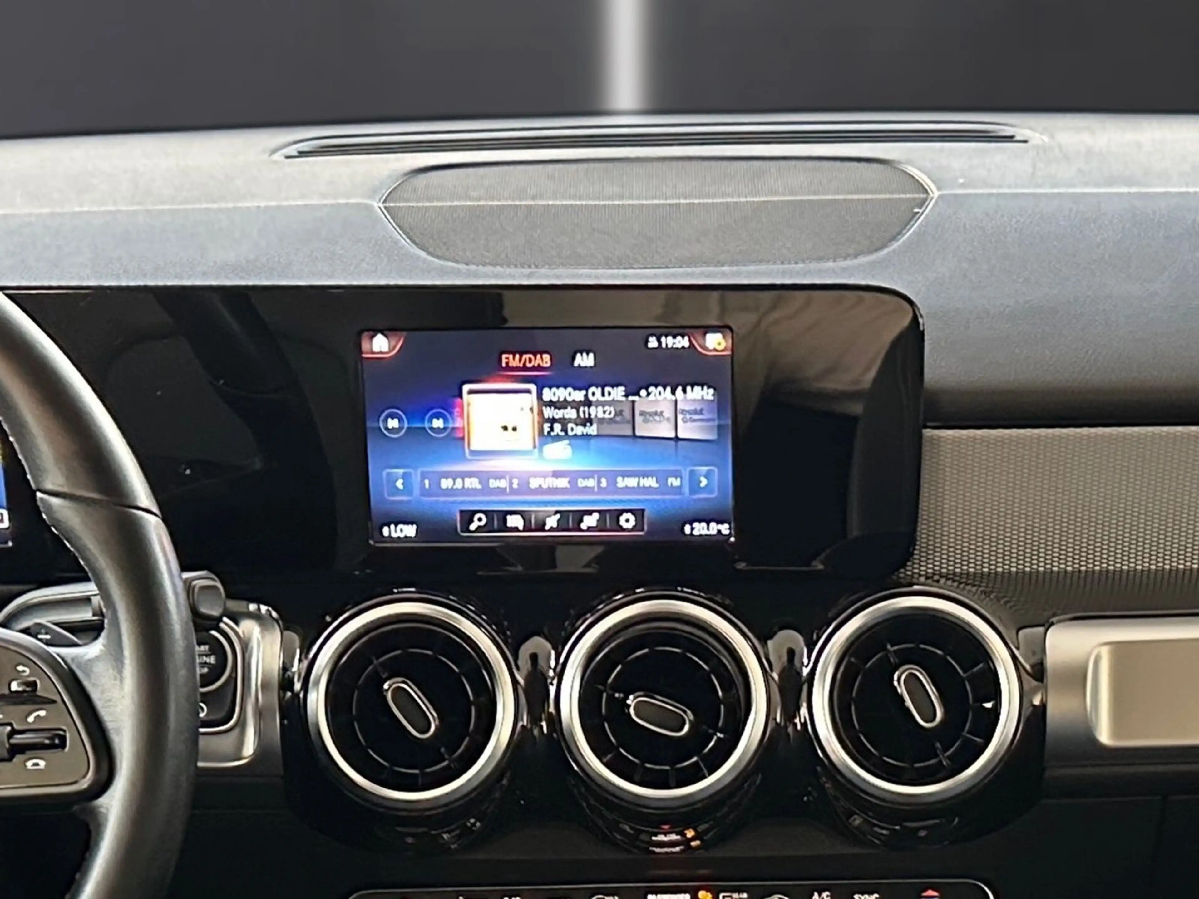 Mercedes-Benz GLB 200 d Style/AHK/8*Fach bereift — photo 20