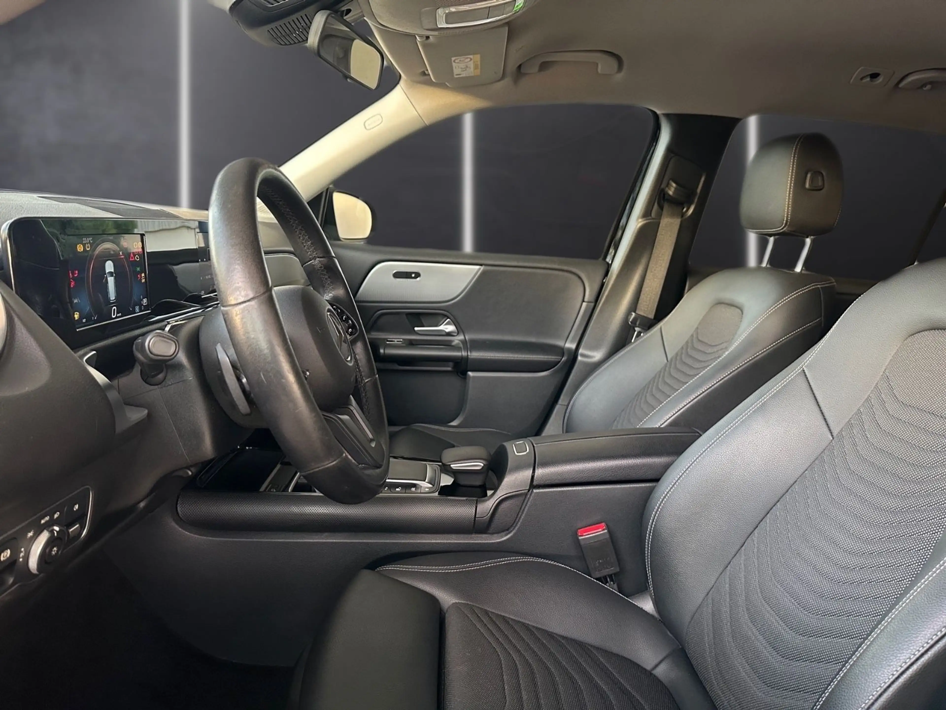 Mercedes-Benz GLB 200 d Style/AHK/8*Fach bereift — photo 15