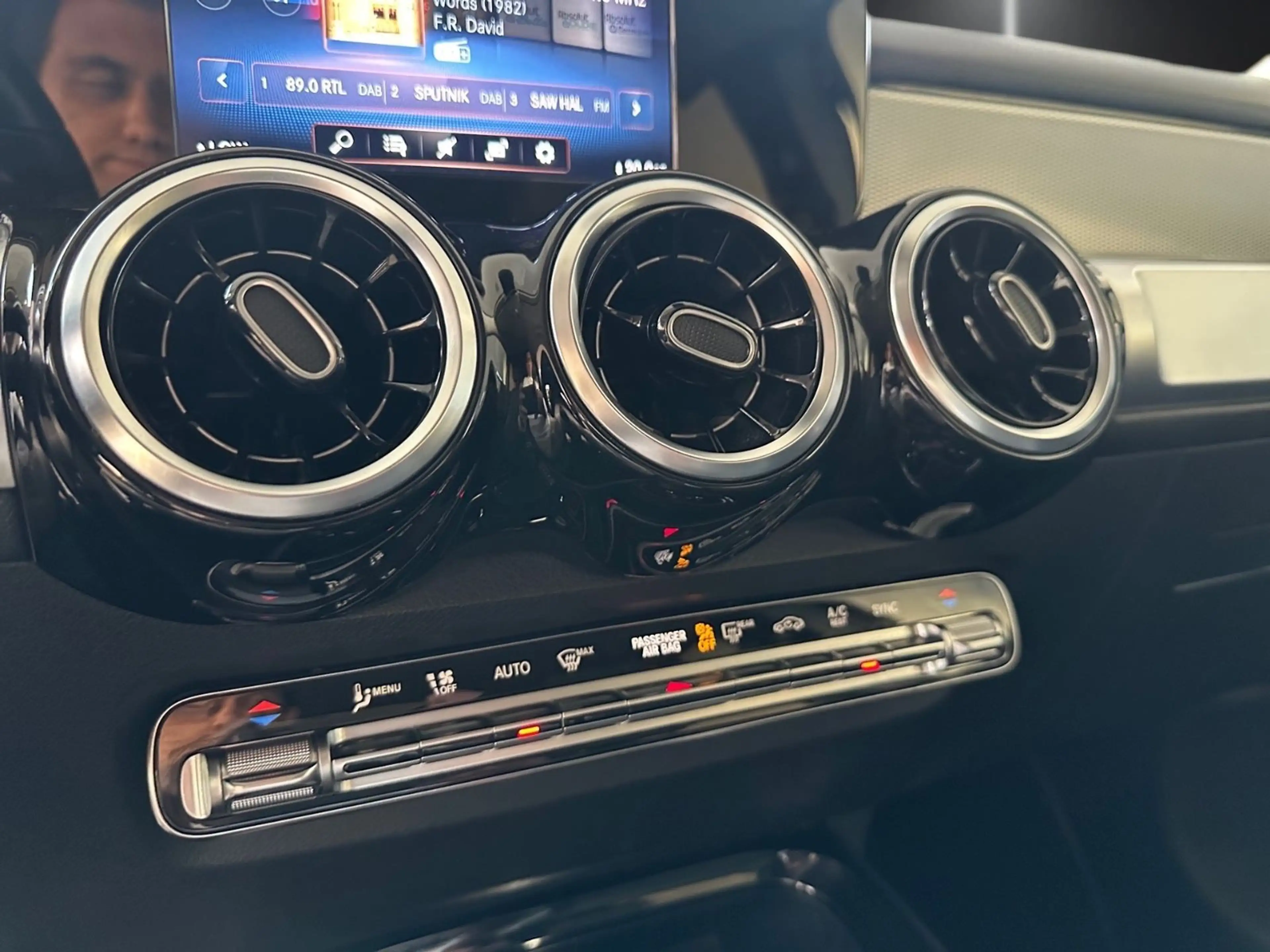 Mercedes-Benz GLB 200 d Style/AHK/8*Fach bereift — photo 25