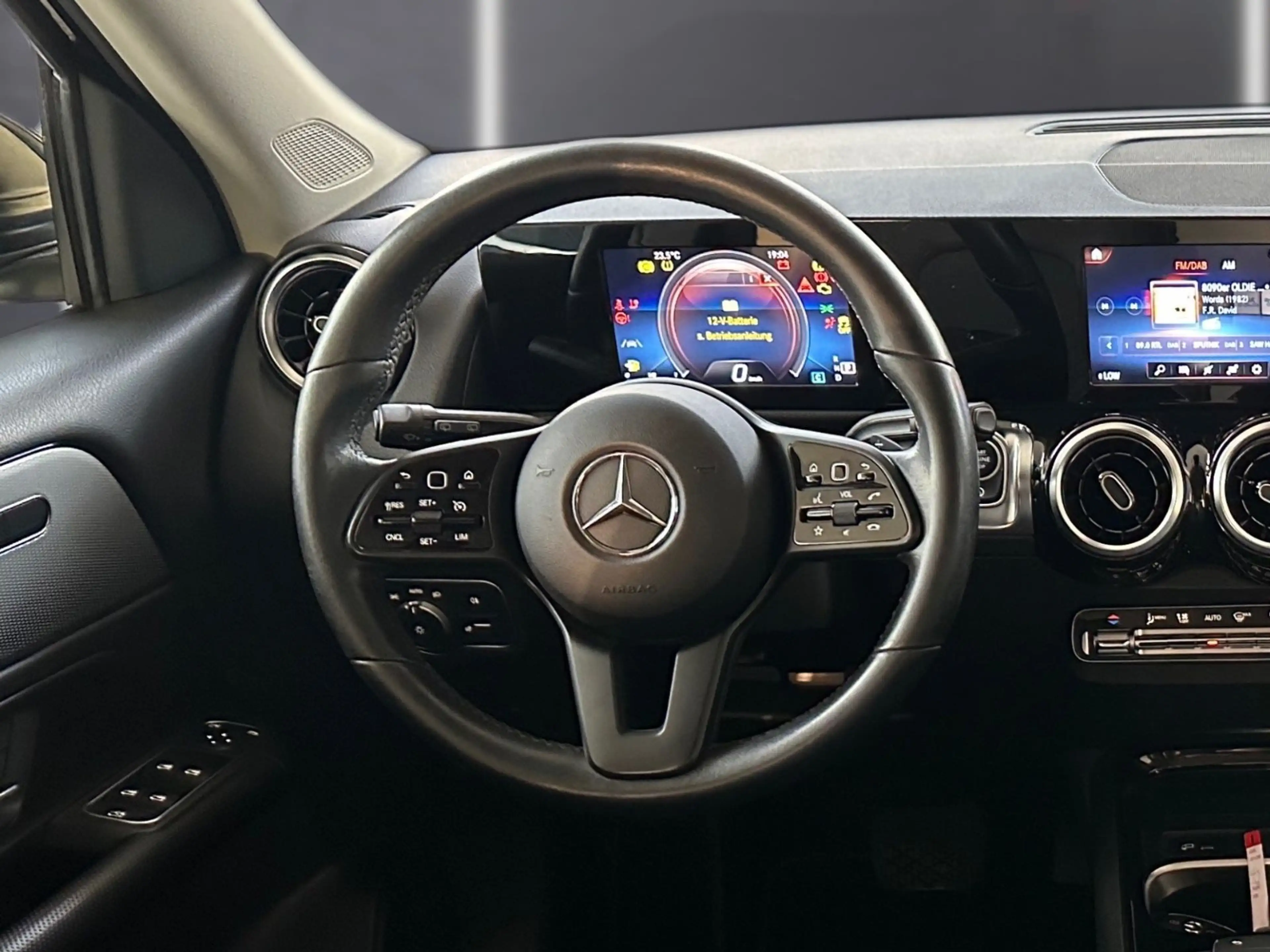 Mercedes-Benz GLB 200 d Style/AHK/8*Fach bereift — photo 17
