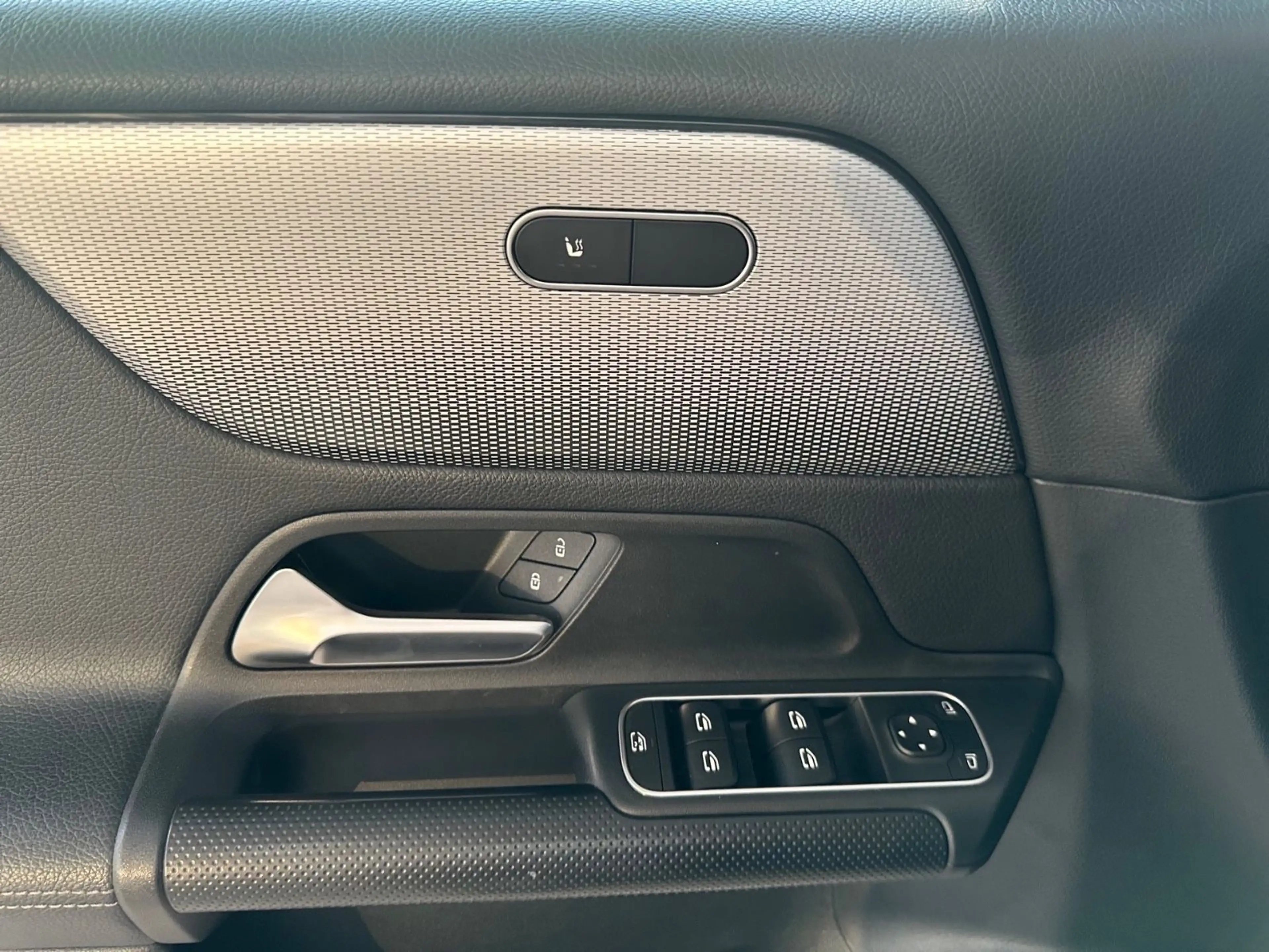 Mercedes-Benz GLB 200 d Style/AHK/8*Fach bereift — photo 16