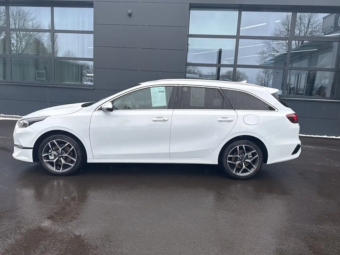 Kia Ceed SW / cee'd SW 1.5T 48V DCT 140 ULTIMATE STY Weiß - 2