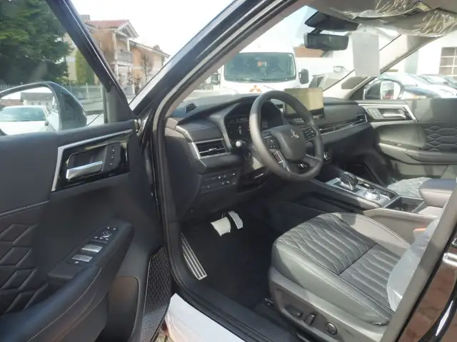 Mitsubishi Outlander view 9