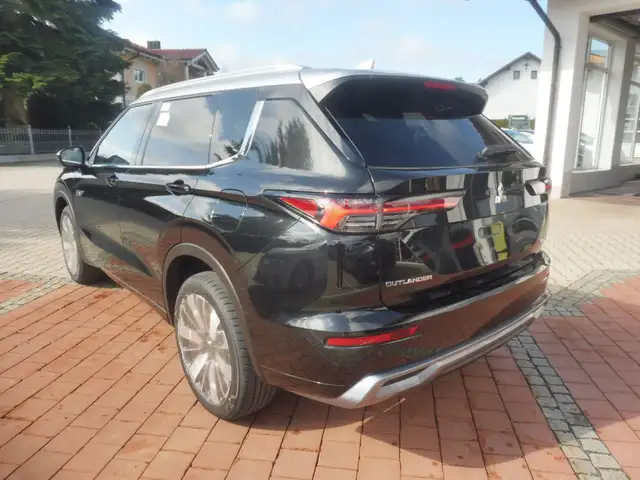 Mitsubishi Outlander view 8