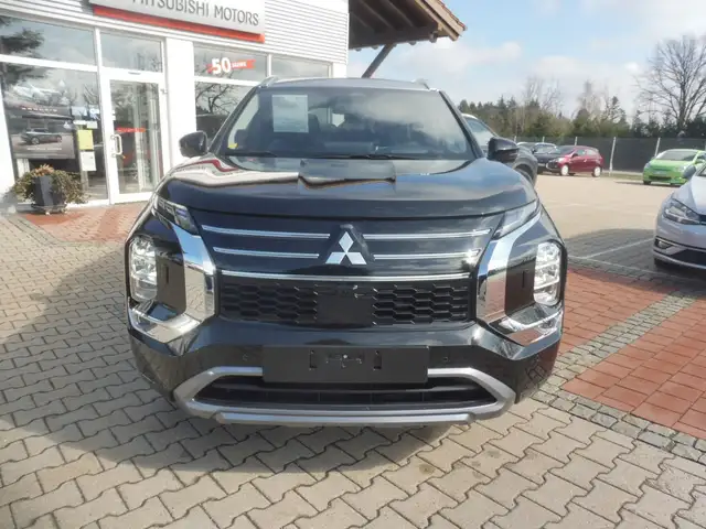 Mitsubishi Outlander view 4